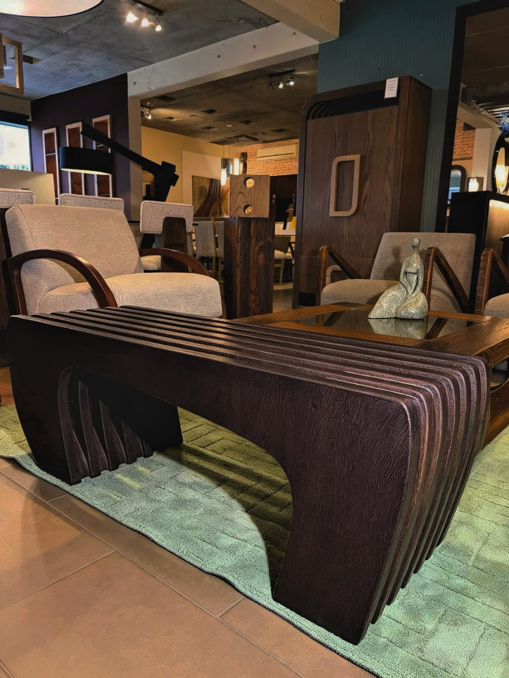 Banqueta prototipo de 120 cm en MDF tono café negro, vista lateral – El Ciprés
