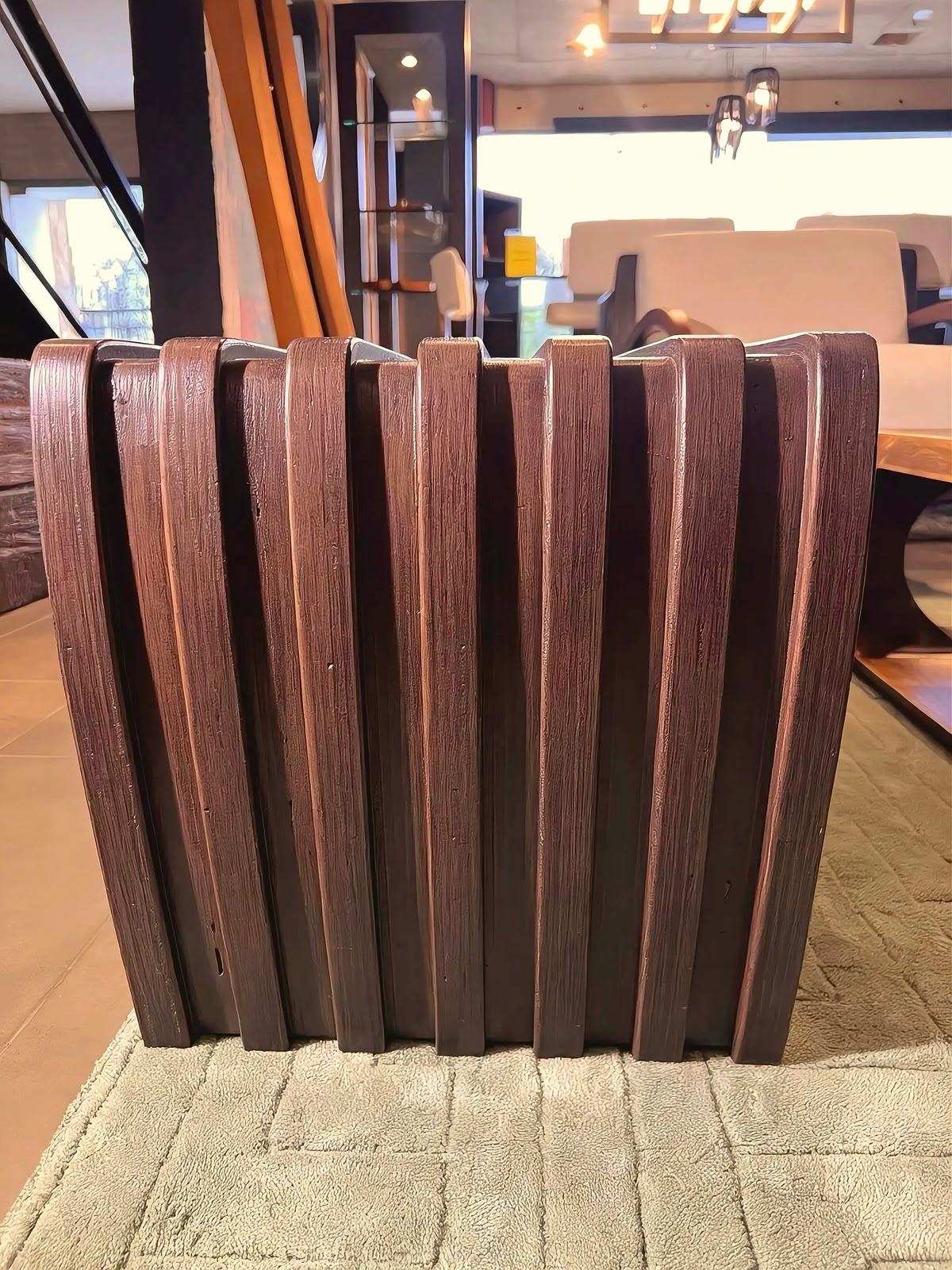 Detalle de las lamas verticales del costado de la banqueta prototipo – El Ciprés