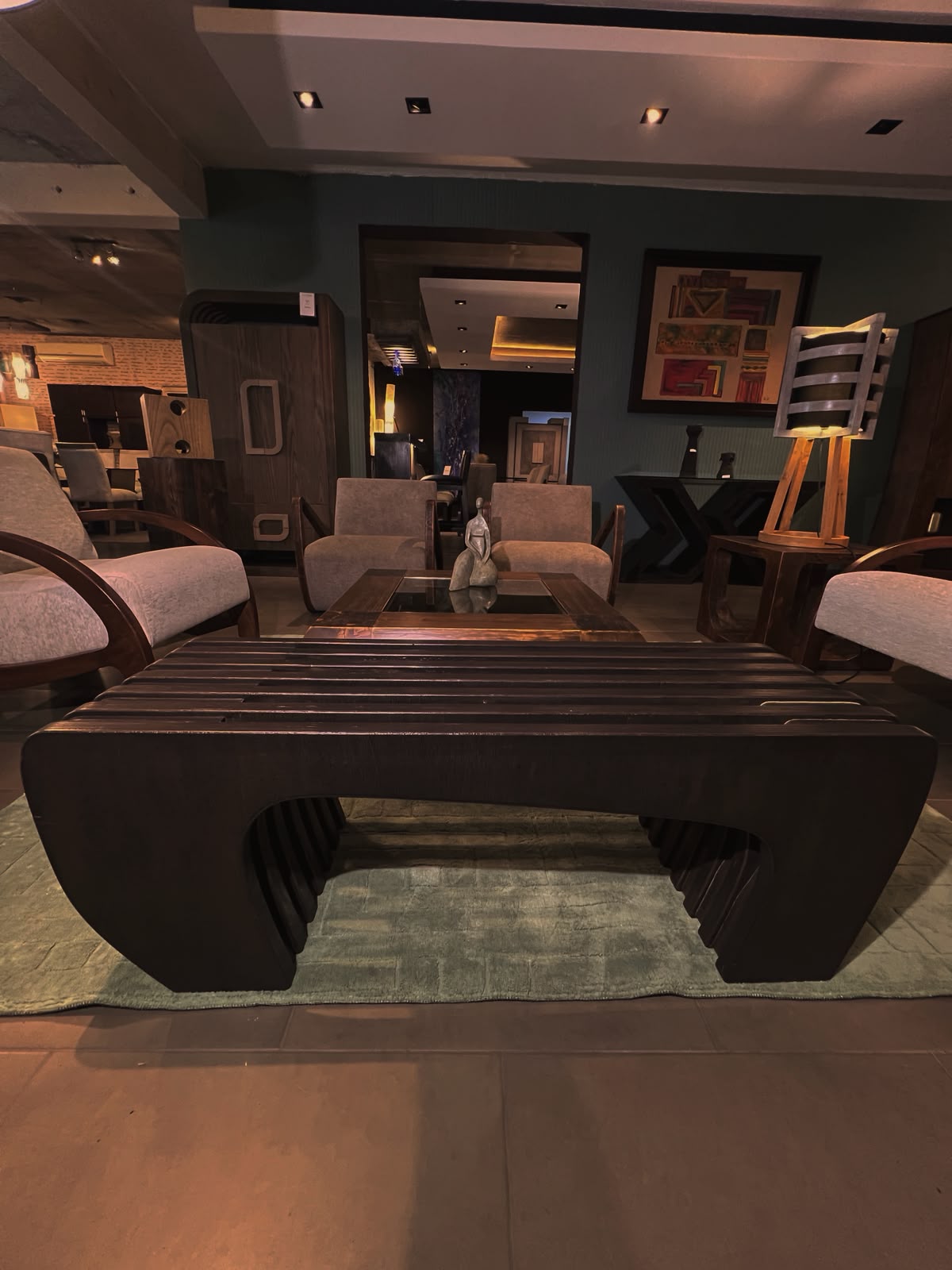 Banqueta prototipo en MDF tono café negro, vista frontal – El Ciprés