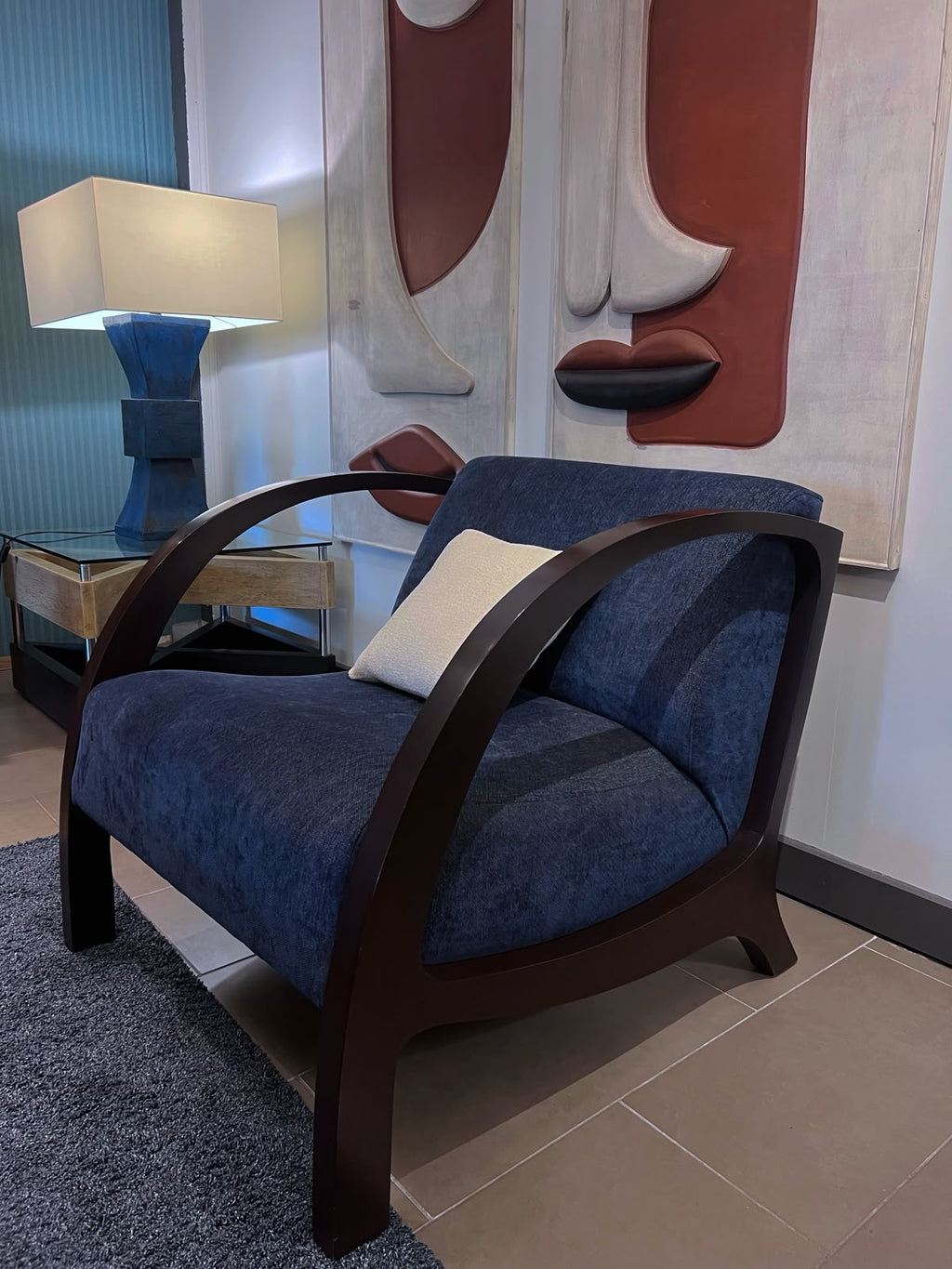 Poltrona orgánica de raulí con tapiz azul, vista lateral en ambiente – El Ciprés