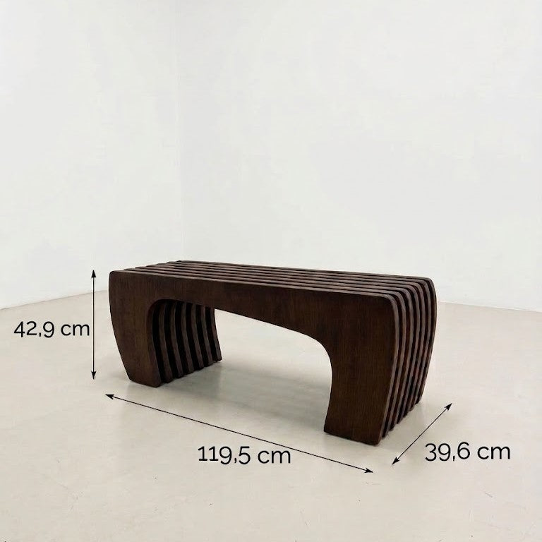 Medidas de la banqueta prototipo: 119,5 cm de largo, 39,6 de profundidad y 42,9 de alto – El Ciprés