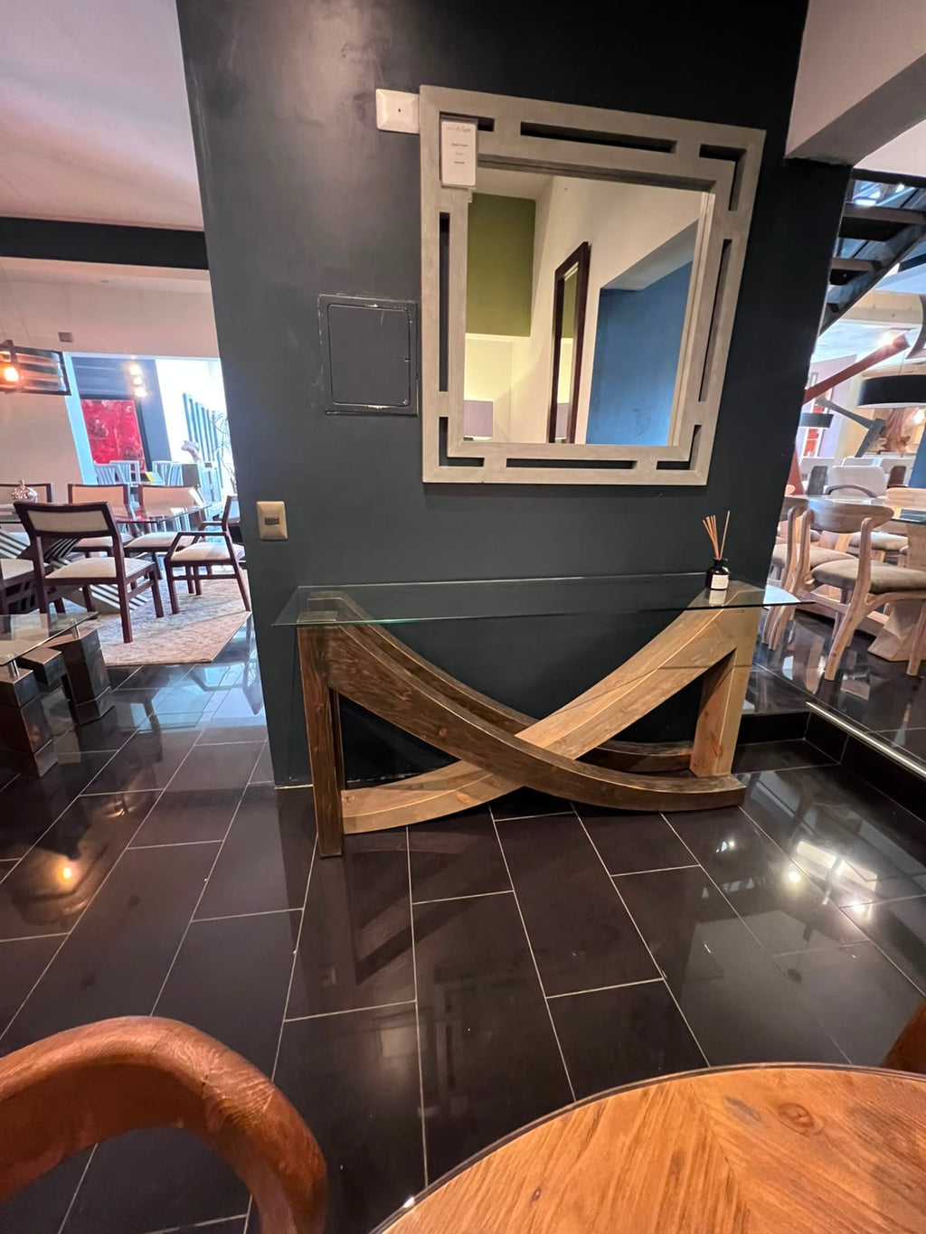 Arrimo 2A de ciprés con cubierta de vidrio, vista frontal en hall de acceso – El Ciprés