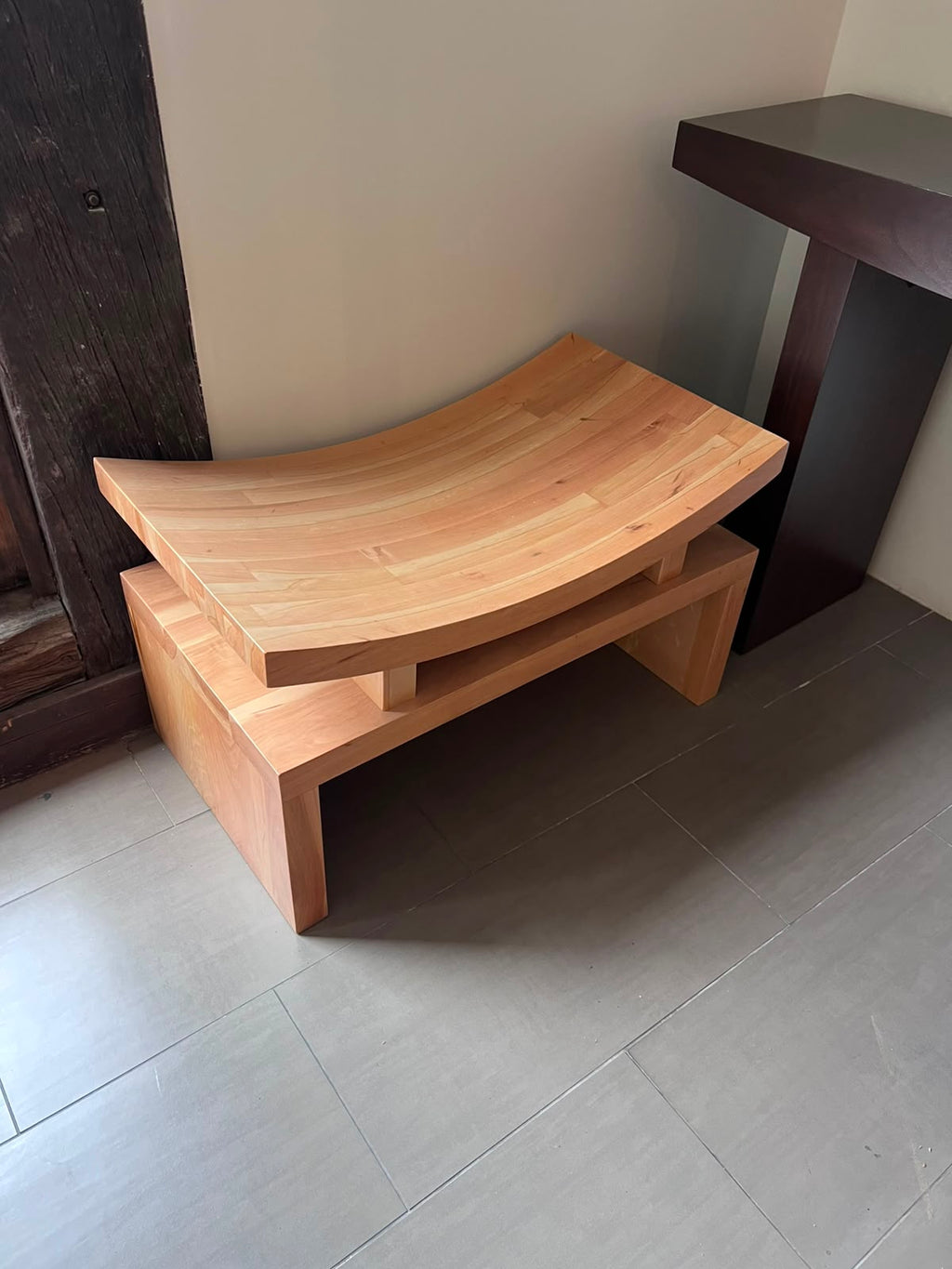 Banqueta Japonesa de lenga tono natural, vista en tres cuartos – El Ciprés