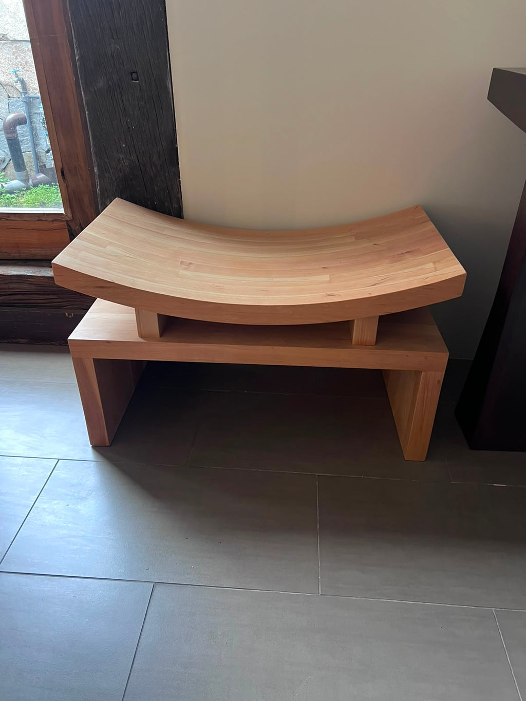 Banqueta Japonesa de lenga, vista lateral con el asiento curvo sobre la base – El Ciprés