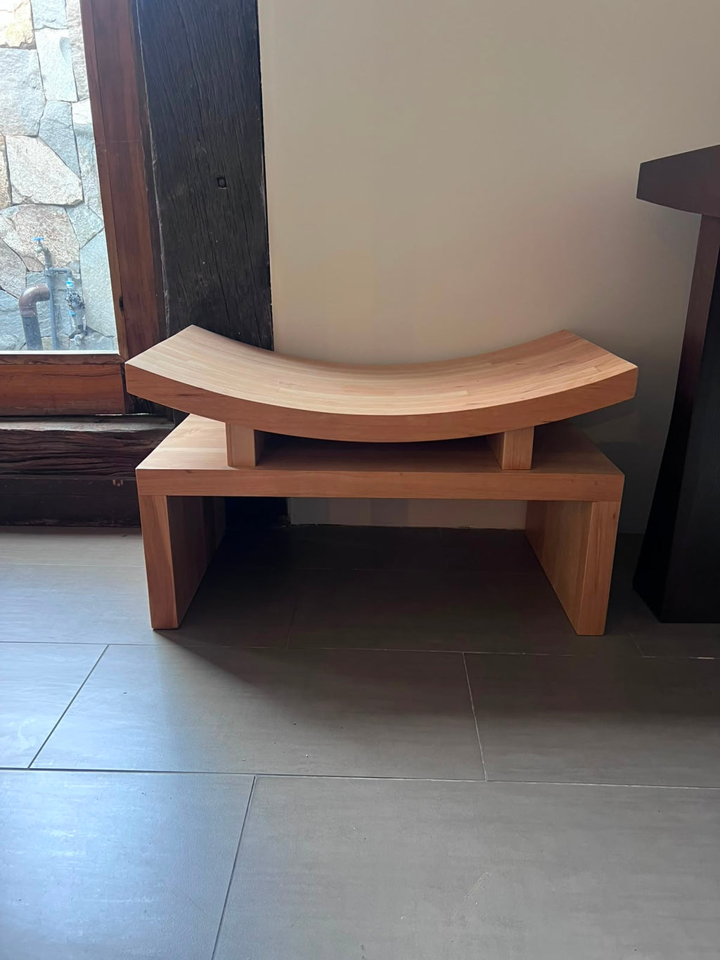Banqueta Japonesa de lenga tono natural ambientada junto a un ventanal – El Ciprés