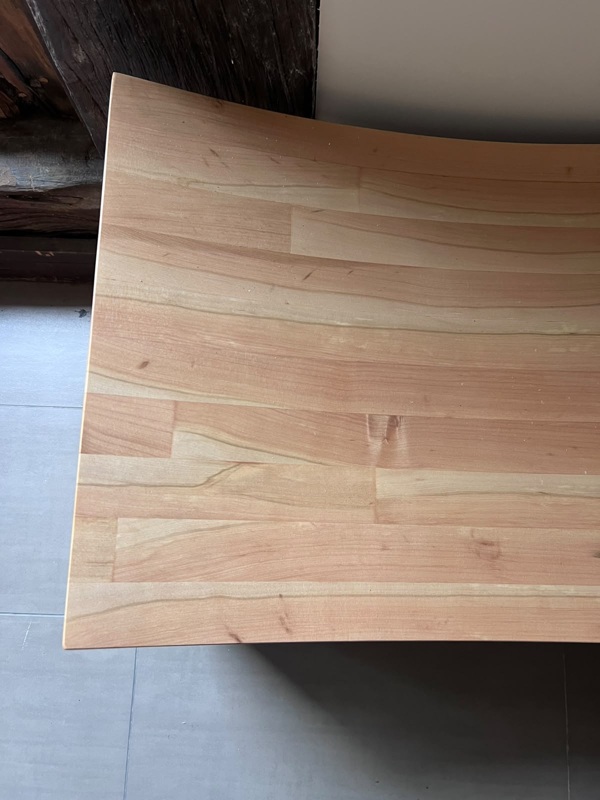 Detalle de la veta y del laminado de la lenga en el asiento curvo de la Banqueta Japonesa – El Ciprés