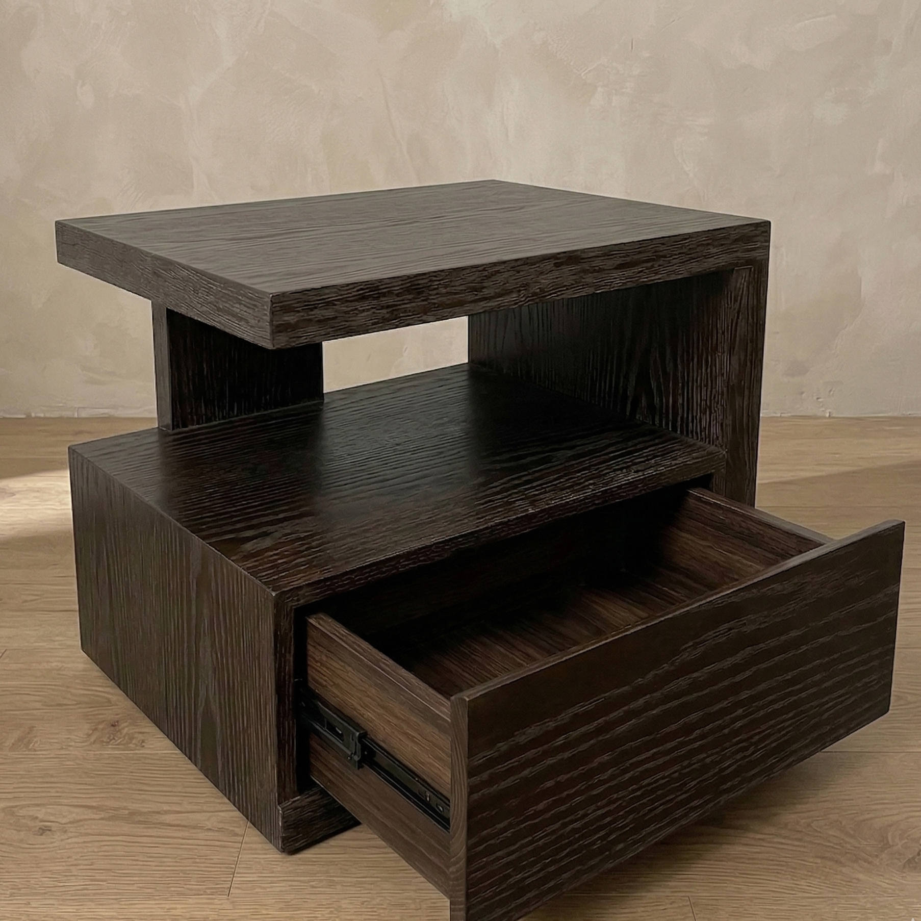 Velador Asimétrico en madera nativa – El Ciprés