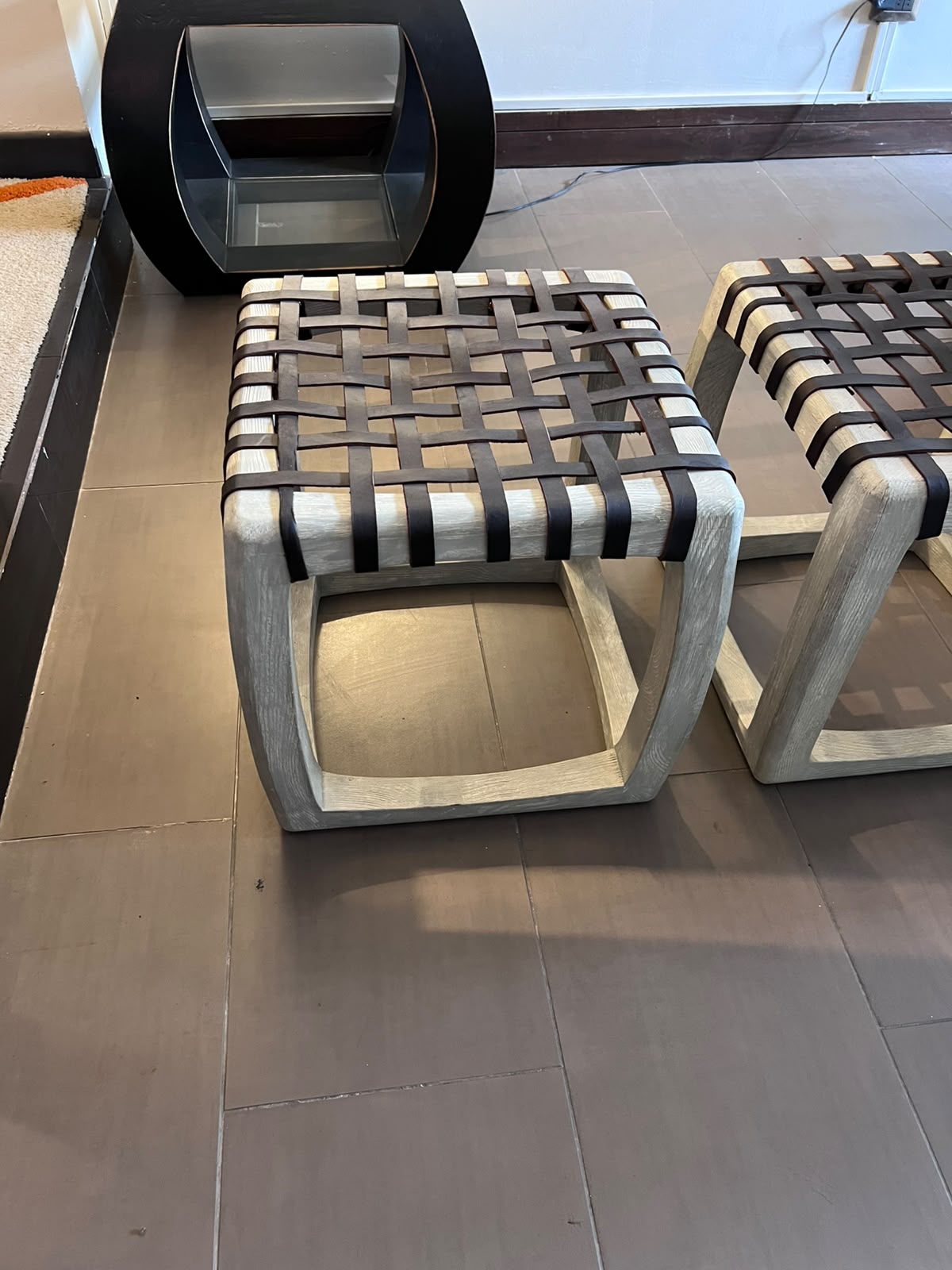 Par de Pisos Gaudí con marco de ciprés decapado y asiento de cuero trenzado – El Ciprés