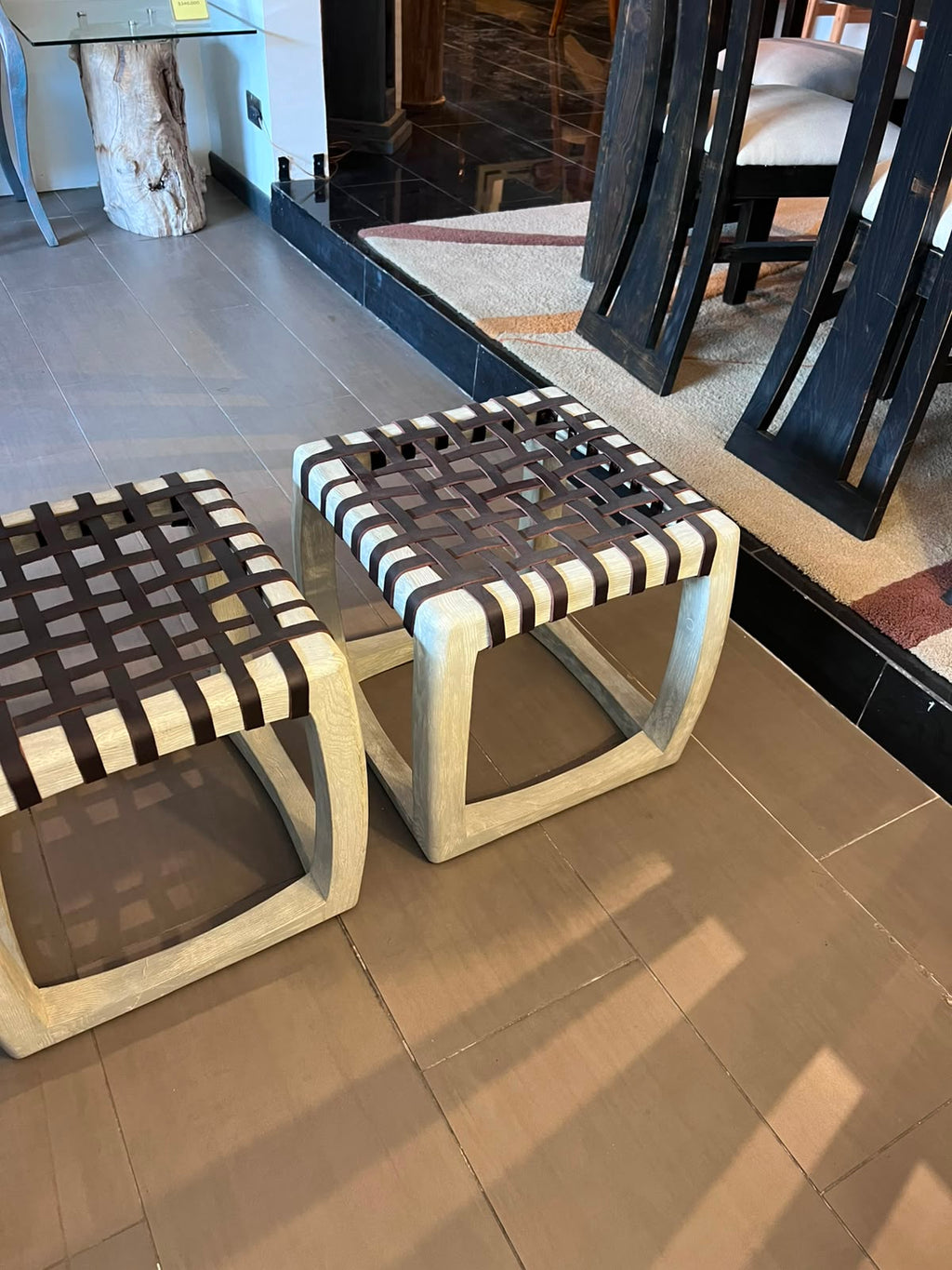 Detalle del tejido de cuero trenzado del asiento del Piso Gaudí – El Ciprés