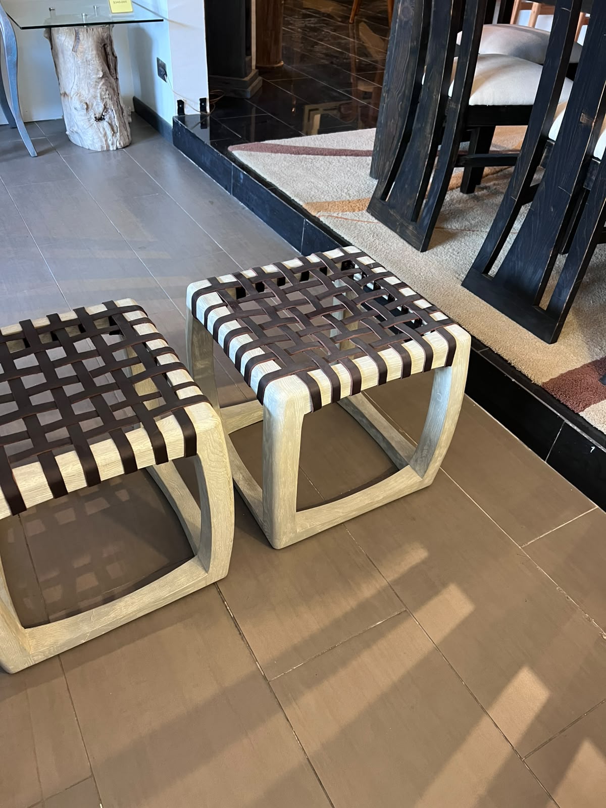 Detalle del tejido de cuero trenzado del asiento del Piso Gaudí – El Ciprés