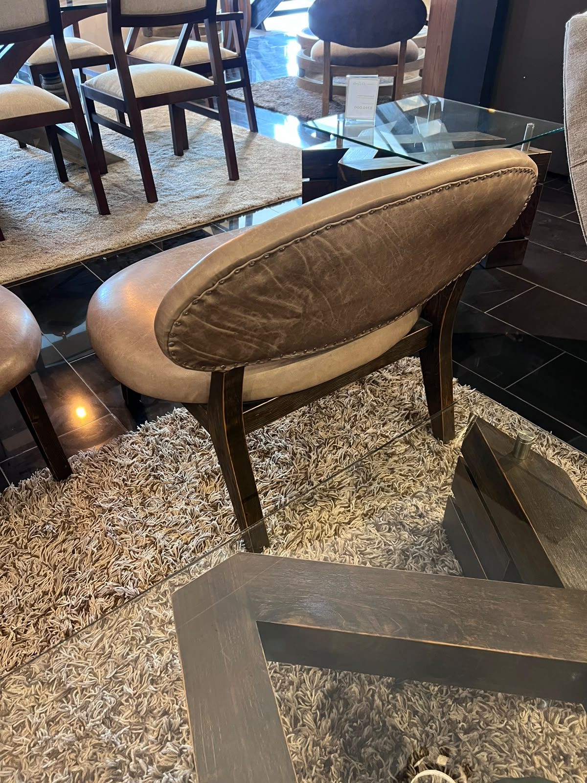 Vista trasera del Sitial Oval: respaldo de cuero con tachas y estructura de ciprés – El Ciprés