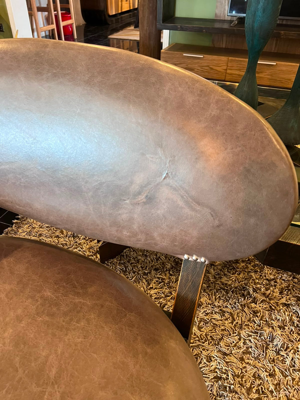 Primer plano de la textura del cuero del Sitial Oval – El Ciprés