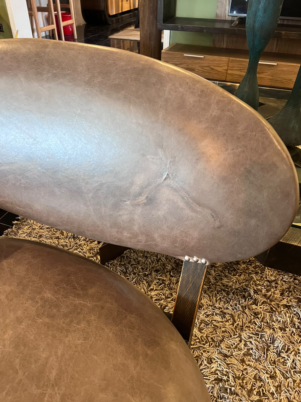 Primer plano de la textura del cuero del Sitial Oval – El Ciprés